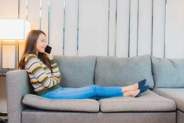 Retrato Bonito Jovem Asiático Mulher Usar Telefone Celular Inteligente Sofá — Fotografia de Stock