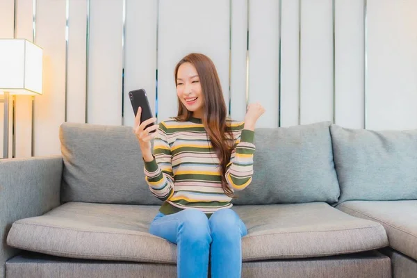 Porträtt Vacker Ung Asiatisk Kvinna Använder Smart Mobiltelefon Soffan Vardagsrummet — Stockfoto