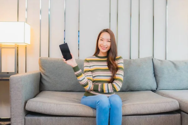 Porträtt Vacker Ung Asiatisk Kvinna Använder Smart Mobiltelefon Soffan Vardagsrummet — Stockfoto