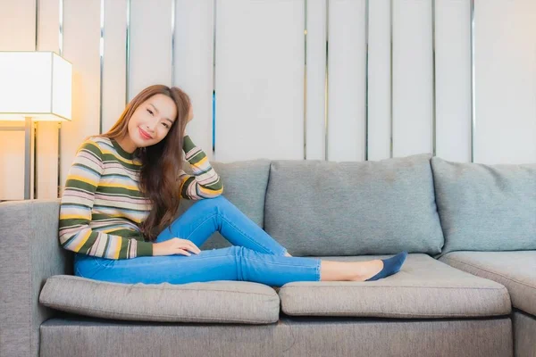 Retrato Bonito Jovem Asiático Mulher Sorriso Relaxar Sofá Sala Estar — Fotografia de Stock