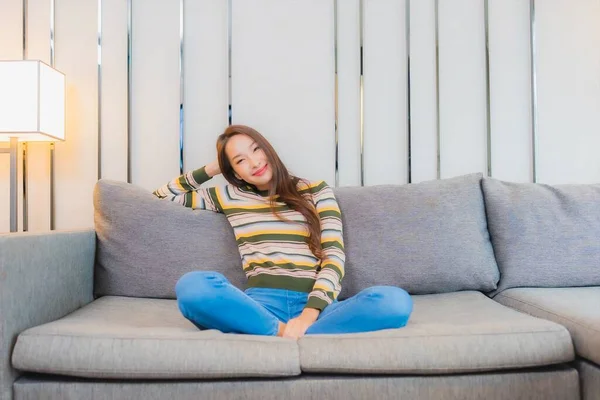 Retrato Hermosa Joven Mujer Asiática Sonrisa Relajarse Sofá Interior Sala —  Fotos de Stock