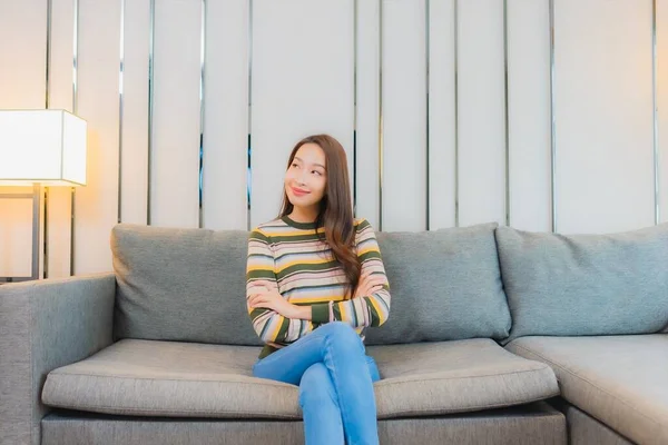 Retrato Bonito Jovem Asiático Mulher Sorriso Relaxar Sofá Sala Estar — Fotografia de Stock