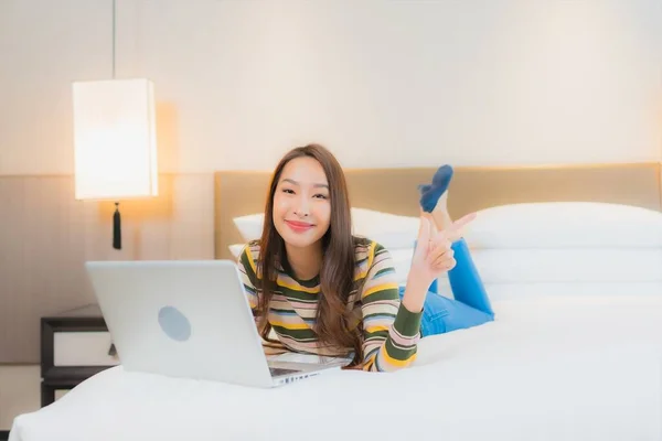 Retrato Bonito Jovem Asiático Mulher Uso Computador Laptop Cama Quarto — Fotografia de Stock