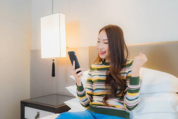 Retrato Bela Jovem Mulher Asiática Usando Telefone Celular Inteligente Cama — Fotografia de Stock