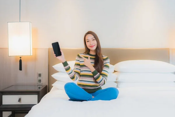 Portret Piękna Młoda Azjatycka Kobieta Pomocą Inteligentnego Telefonu Komórkowego Łóżku — Zdjęcie stockowe