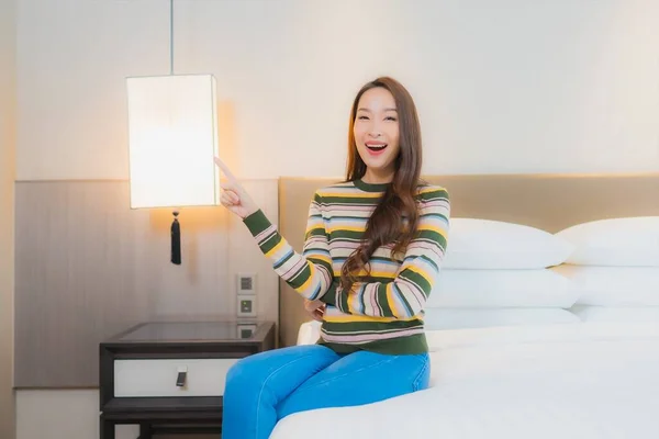 Retrato Bonito Jovem Asiático Mulher Sorriso Feliz Relaxar Cama Quarto — Fotografia de Stock