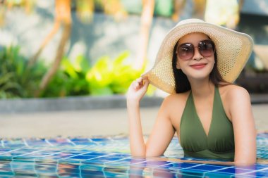 Güzel bir Asyalı kadın portresi. Tatilde dinlenmek için otel havuzunda dinleniyor.