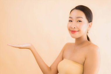 Güzellik kaplıcaları ve kozmetik makyaj anlayışı olan Asyalı güzel bir kadın portresi.