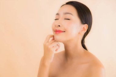 Güzellik kaplıcaları ve kozmetik makyaj anlayışı olan Asyalı güzel bir kadın portresi.