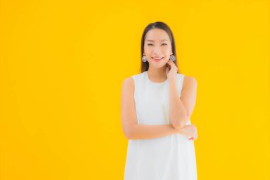 Sarı izole edilmiş arka planda güzel Asyalı bir kadının portresi.