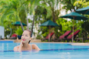 Güzel bir Asyalı kadın portresi. Rahatına bak. Rahatına bak.