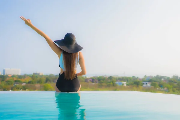 Portrait Belle Jeune Femme Asiatique Sourire Heureux Détendre Autour Piscine — Photo