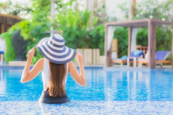 Mooi Portret Jonge Aziatische Vrouw Gelukkig Glimlach Ontspannen Rond Zwembad — Stockfoto