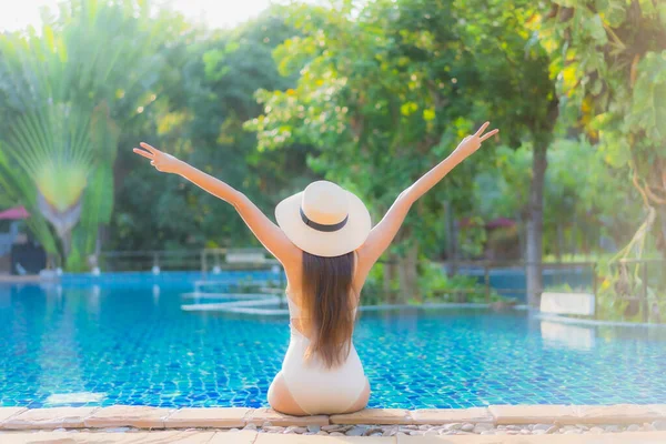 Retrato Hermosa Joven Mujer Asiática Relajarse Alrededor Piscina Complejo Hotelero — Foto de Stock