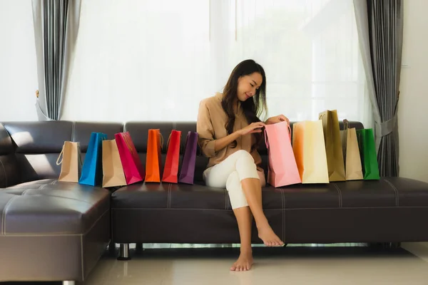 Portrait Belle Jeune Femme Asiatique Achats Ligne Avec Carte Crédit — Photo