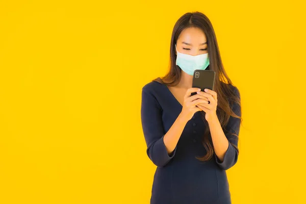 Retrato Hermosa Joven Asiática Mujer Con Máscara Teléfono Móvil Inteligente — Foto de Stock