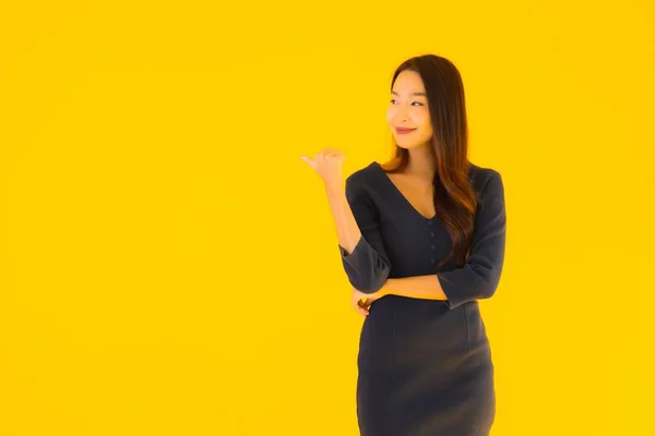 Retrato Bela Jovem Asiático Mulher Com Ação Isolado Amarelo Fundo — Fotografia de Stock