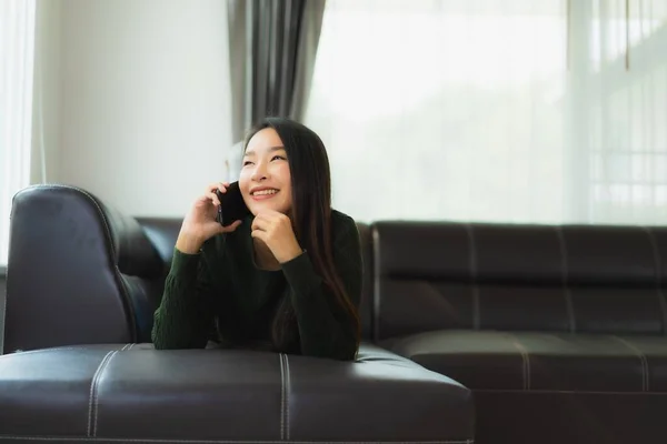 Porträt Schöne Junge Asiatische Frau Verwenden Smartphone Oder Handy Auf — Stockfoto