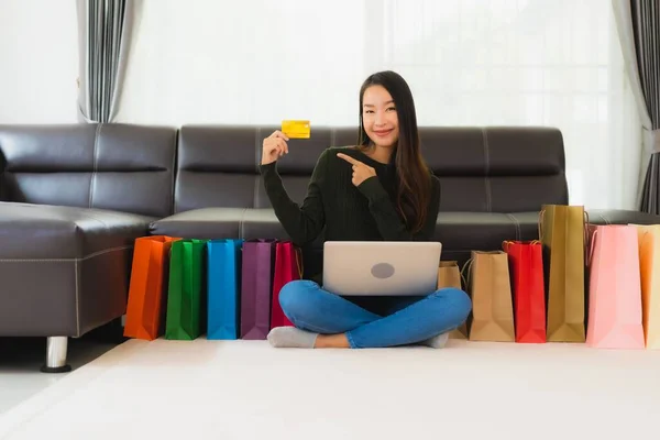 Portret Piękna Młoda Azjatka Używać Laptopa Karty Kredytowej Torbą Zakupy — Zdjęcie stockowe