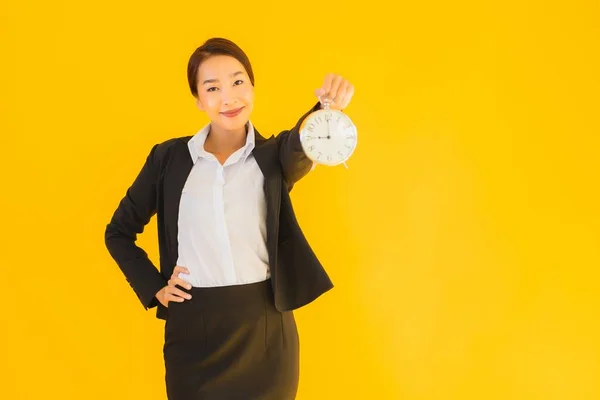 Retrato Hermosa Joven Asiática Mujer Mostrar Hora Del Reloj Alarma — Foto de Stock