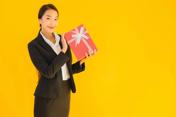 Portrait Belle Jeune Femme Asiatique Montrer Boîte Cadeau Rouge Avec — Photo