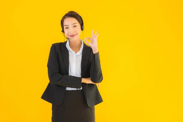 Retrato Hermosa Joven Mujer Asiática Negocios Con Auriculares Auriculares Para — Foto de Stock