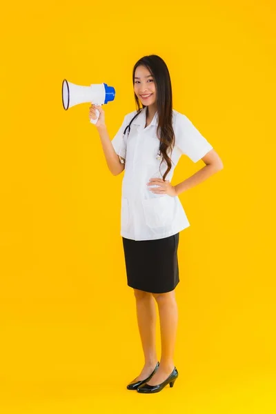 Portret Mooie Jonge Aziatische Arts Vrouw Gebruik Megafoon Geel Geïsoleerde — Stockfoto