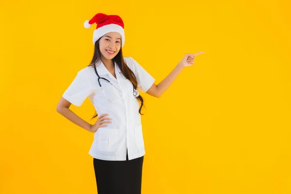 Portré Gyönyörű Fiatal Ázsiai Orvos Visel Karácsony Vagy Télapó Kalap — Stock Fotó
