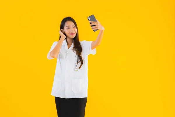 Porträt Schöne Junge Asiatische Ärztin Verwenden Smart Handy Auf Gelbem — Stockfoto