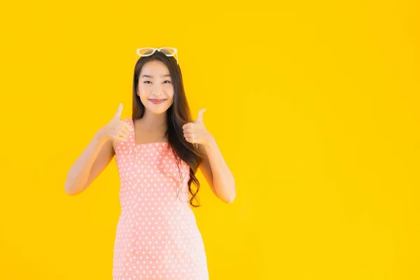 Portret Mooie Jonge Aziatische Vrouw Glimlach Gelukkig Geel Geïsoleerde Achtergrond — Stockfoto