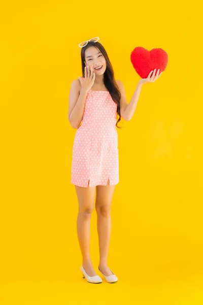 Πορτρέτο Όμορφη Νεαρή Ασιατική Γυναίκα Σημάδι Μαξιλάρι Καρδιά Κίτρινο Απομονωμένο — Φωτογραφία Αρχείου