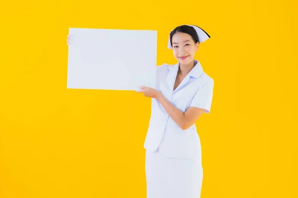 Retrato Bonito Jovem Asiático Mulher Tailandês Enfermeira Mostrar Vazio Branco — Fotografia de Stock