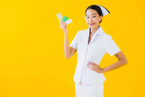 Porträt Schöne Junge Asiatische Frau Thailändische Krankenschwester Mit Pille Oder — Stockfoto