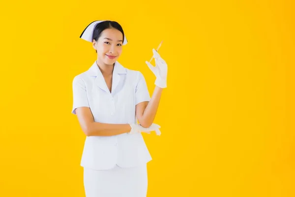 Retrato Hermosa Joven Asiática Mujer Tailandesa Enfermera Usar Guante Amarillo — Foto de Stock