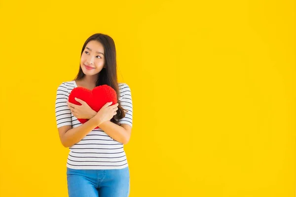 Retrato Bonito Jovem Asiático Mulher Mostrar Coração Travesseiro Amarelo Isolado — Fotografia de Stock