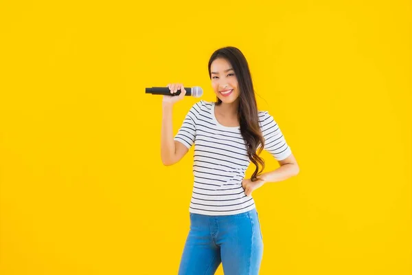 Porträtt Vacker Ung Asiatisk Kvinna Sjunger Med Mikrofon Och Hörlurar — Stockfoto