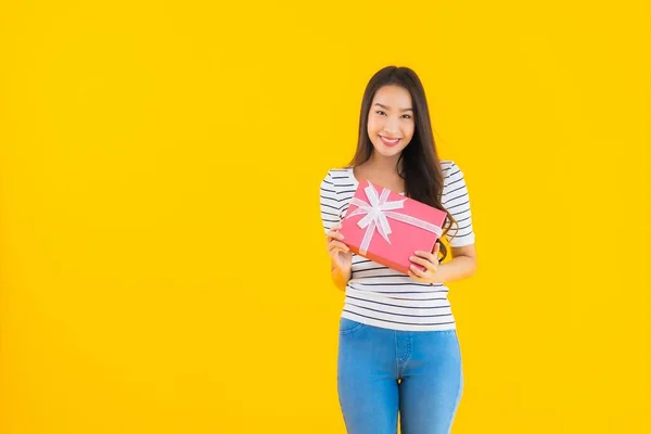 Retrato Bonito Jovem Asiático Mulher Mostrar Vermelho Dom Caixa Amarelo — Fotografia de Stock