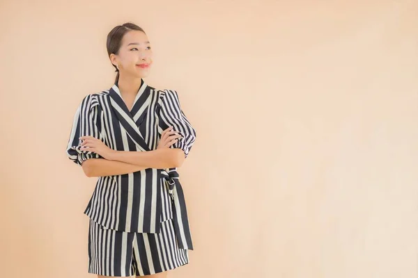 Retrato Hermosa Joven Asiática Mujer Sonrisa Feliz Marrón Aislado Fondo — Foto de Stock