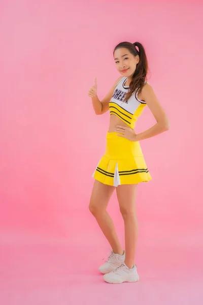 Portret Mooie Jonge Aziatische Vrouw Cheerleader Roze Geïsoleerde Achtergrond — Stockfoto