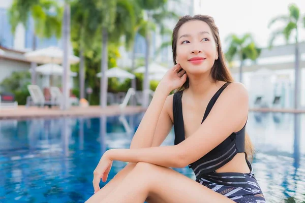 아름다운 레저는 휴가를 보내기 수영장에서 미소를 짓는다 — 스톡 사진