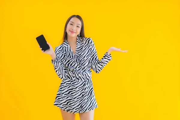 Portré Gyönyörű Fiatal Ázsiai Okos Mobiltelefon Hitelkártya Sárga Elszigetelt Háttér — Stock Fotó