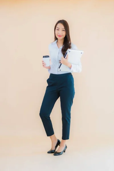 Retrato Bela Jovem Mulher Asiática Com Computador Portátil Para Trabalho — Fotografia de Stock