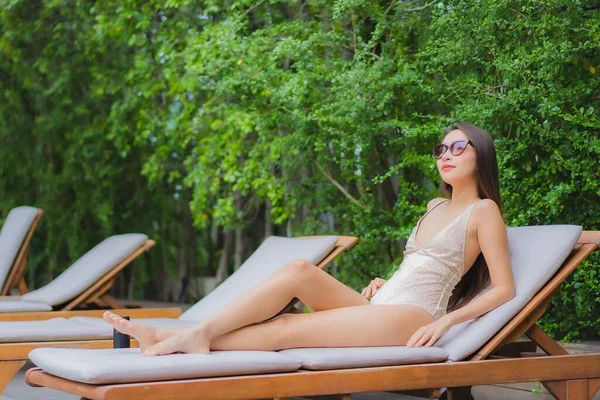 Retrato Bonito Jovem Asiático Mulher Relaxar Sorriso Redor Piscina Livre — Fotografia de Stock