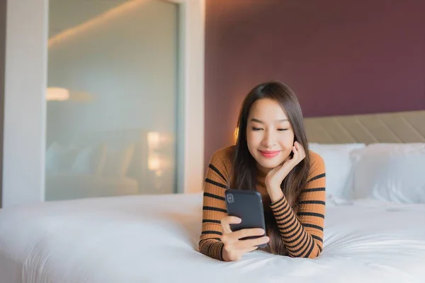 Porträt Schöne Junge Asiatin Benutzt Smartphone Auf Bett Schlafzimmer — Stockfoto