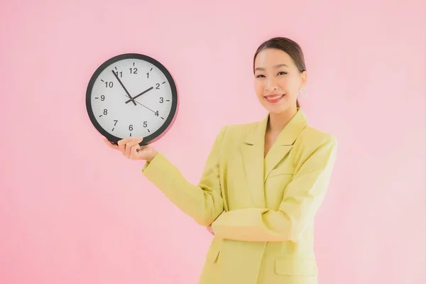 Porträt Schöne Junge Asiatische Geschäftsfrau Zeigen Uhr Oder Wecker Auf — Stockfoto