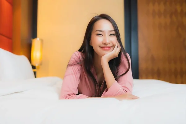 Güzel Bir Asyalı Kadın Portresi Rahatlayın Yatak Odasında Mutlu Bir — Stok fotoğraf
