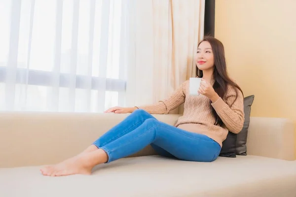 Retrato Bela Jovem Mulher Asiática Com Xícara Café Sofá Decoração — Fotografia de Stock