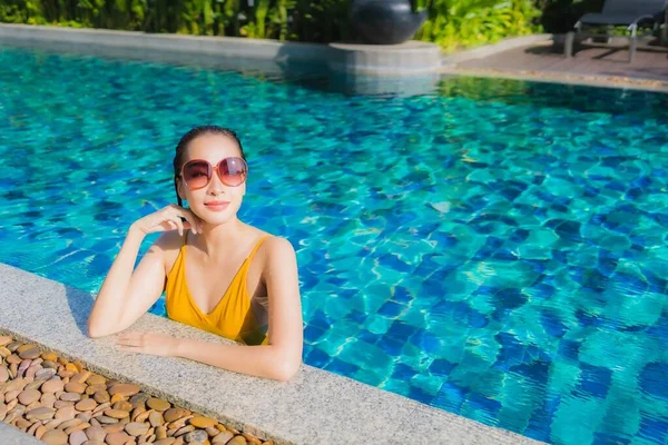 Portret Mooie Jonge Aziatische Vrouw Ontspannen Vrolijke Glimlach Rond Buitenzwembad — Stockfoto