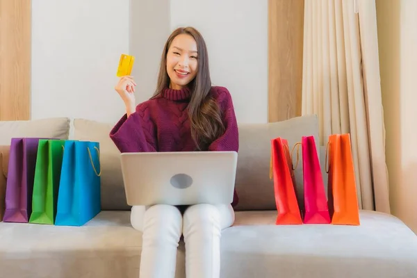 Retrato Hermosa Joven Asiática Mujer Uso Ordenador Portátil Con Tarjeta — Foto de Stock