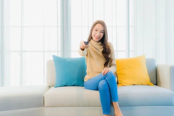 Retrato Hermosa Joven Asiática Mujer Con Control Remoto Sofá Sala —  Fotos de Stock